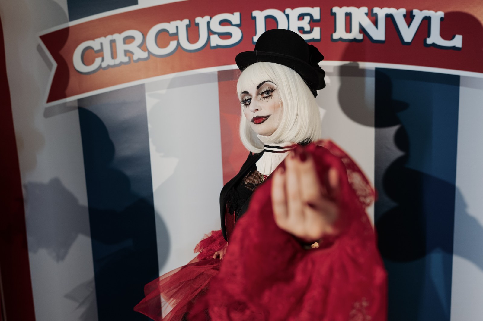 Grand Circus personažė su raudona plunksnų skraiste