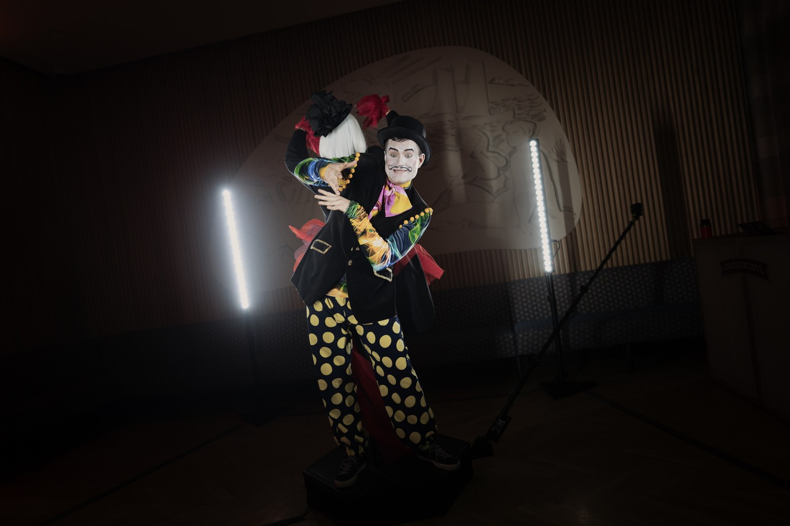 Grand Circus artistas su spalvingu kostiumu