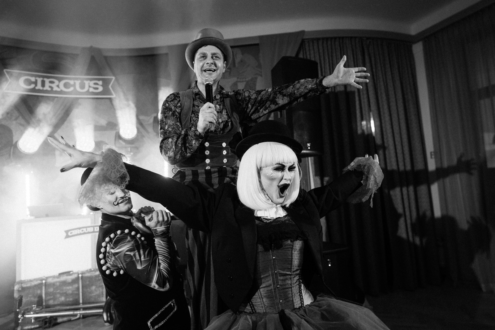 Grand Circus artistų pasirodymas, nespalvota nuotrauka