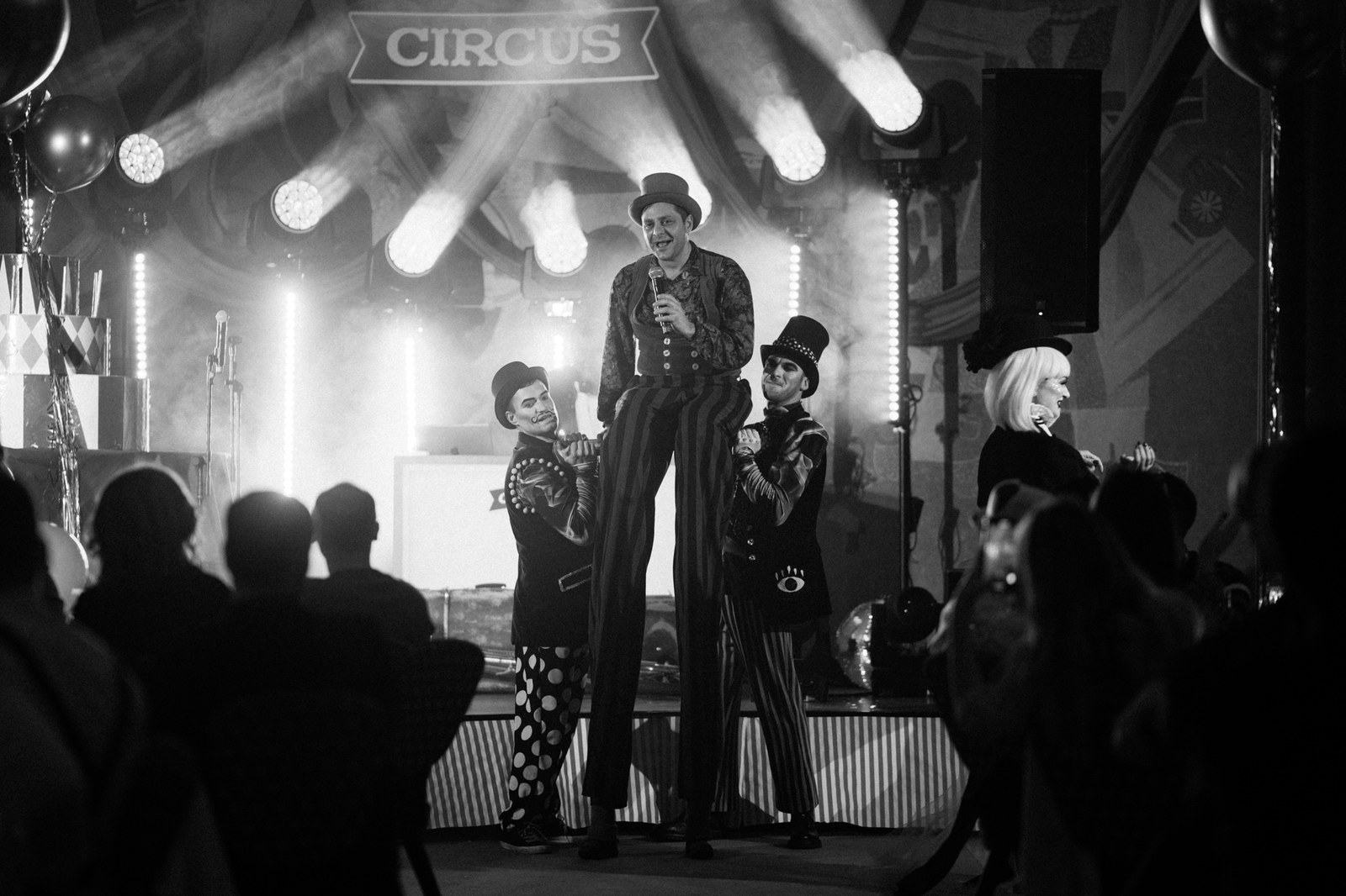 Grand Circus artistai ir žiūrovai renginio salėje