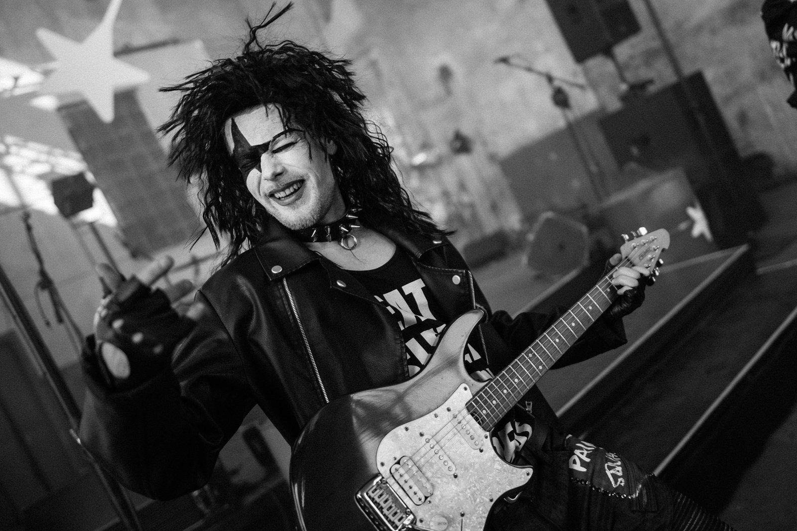 Roko personažas su elektrine gitara