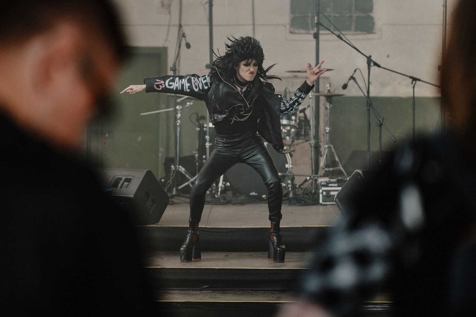 Glam rock pasirodymas priešais sceną